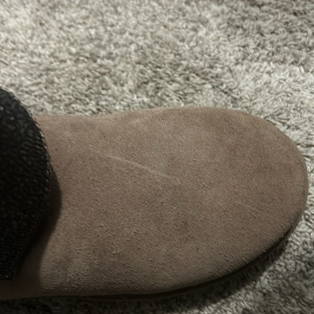 Ugg Boot With Side Zipper. - image 6